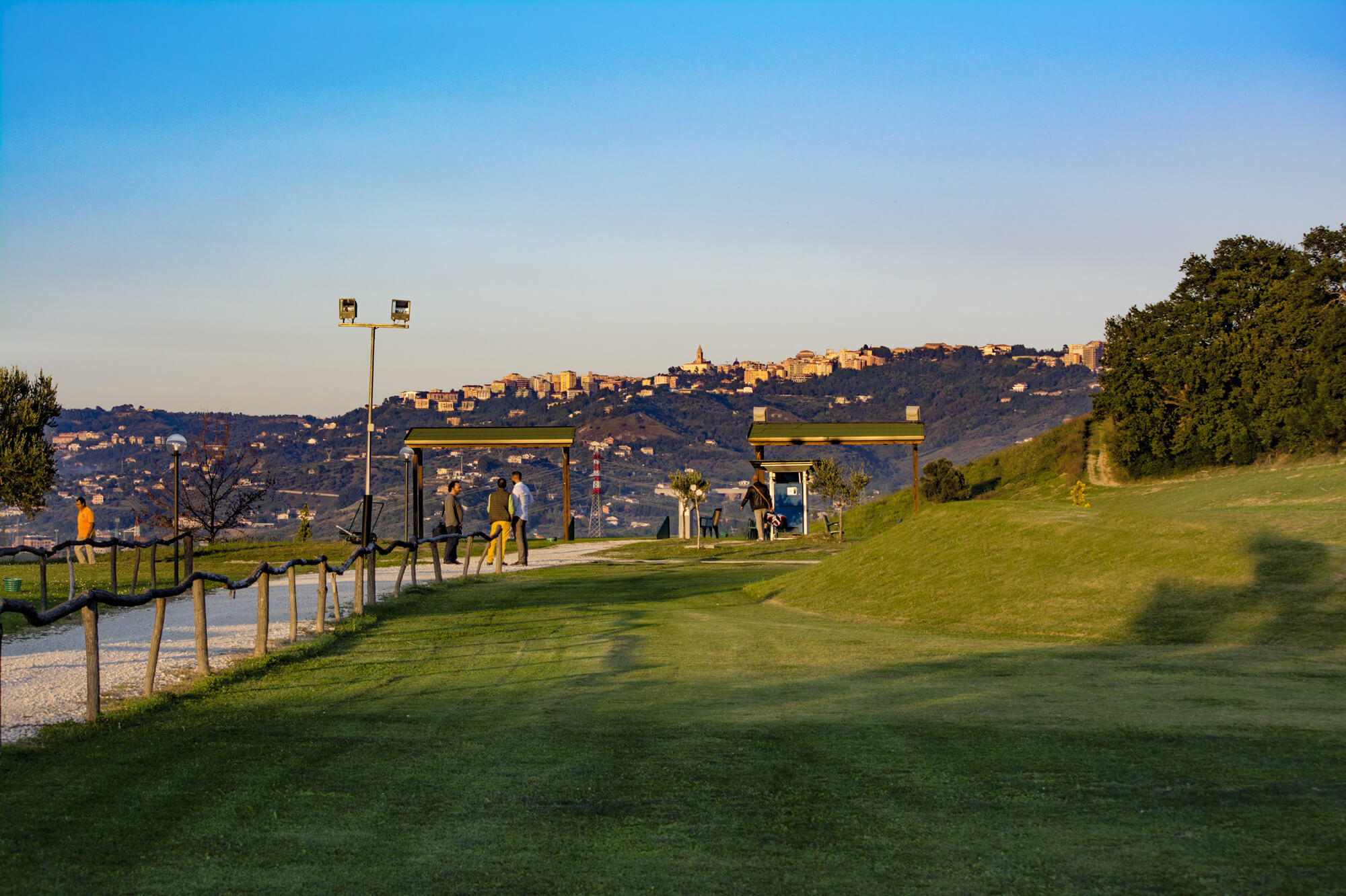 Brecciarola va in buca, Un maestro insegna a 24 aspiranti golfisti